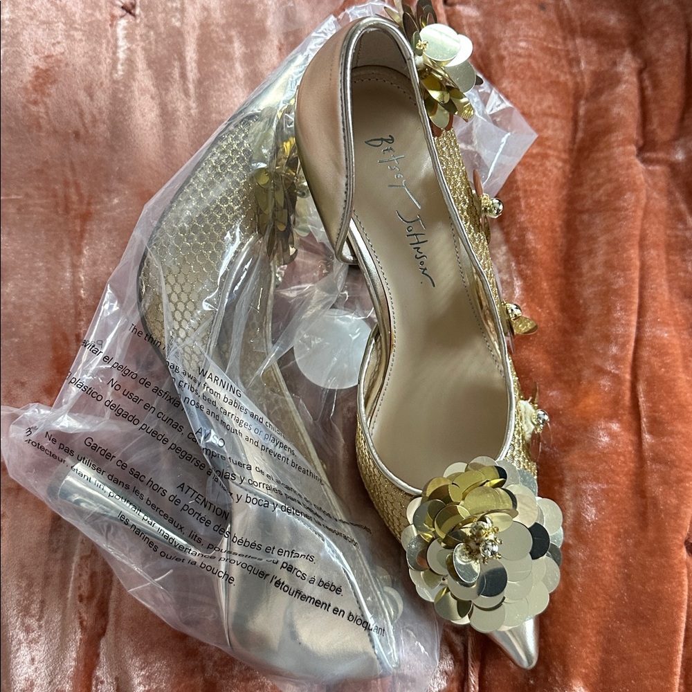 NEW Betsey Johnson Nash Gold Dorsay Sculptural Heels 3D Floral Embellishments 9 - Picture 5 of 9